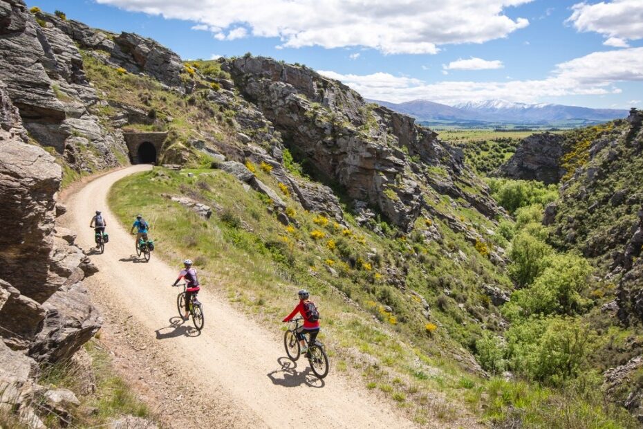 5 Two-Wheeled Adventures in Oceania: From the Red Desert to Wild Beaches 5 Two-Wheeled Adventures in Oceania: From the Red Desert to Wild Beaches